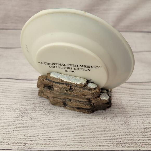 "A Christmas Remembered" Collectors Edition 1997 Decorative Plate and stand - Picture 4 of 10